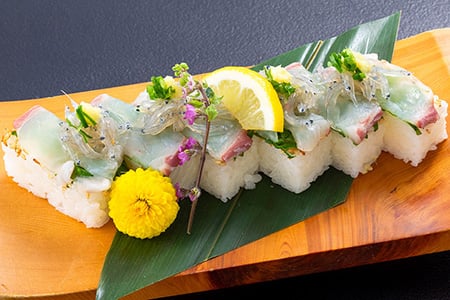 桜鯛と生しらすの押し寿司